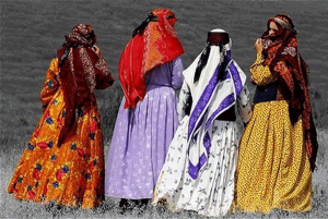 سرپوش های زنان کرمان: چارقد، پیچه، چادر دلاغ، شلیت، پیرن، پیراهن شش ترک، یل، پیراهن چین پیله