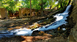 روستای خانک دارای رودها و چشمه ها و قنات های فراوانی است که موجب سرسبزی روستا شده اند. قنات خانک دارای شهرتی خاص در بین گردشگران و مردم منطقه است. آبشار خانک نیز از جاذبه های زیبای این روستاست که یک آسیاب سنتی نیز در کنار آن وجود دارد.