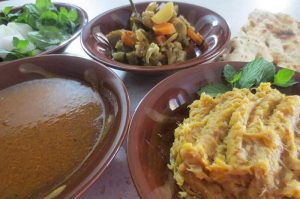 یخنی نخود هم غذایی منتسب به شیراز است و از گوشت، نخود، سیب‌زمینی، پیاز، نمک و زردچوبه تهیه می‌شود. در بیشتر نقاط ایران آبگوشت را به این روش تهیه می‌کنند. 