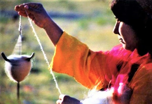 احیای نخ‌ریسی ابریشم در حیاط خانه