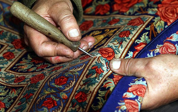 هنر رفوگری مکمل فرش‌بافی است