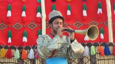 در قدیم دو نوع ازدواج در ایلات کهگیلویه و بویر احمد شامل مصلحتی(سیاسی) و عادی وجود داشت. ازدواجهای مصلحتی( سیاسی) اغلب برای استحکام پیوندهای دوستی، قومی و پشتیبانی سیاسی و منطقهای از هم دیگر بود که اغلب  شکوهمند، پر هزینه و بین بزرگان طوایف، خوانین و کدخدایان بود. ازدواجهای عادی که ساده و کم هزینه و بین طبقات متوسط و فرو دست مردم ایل مرسوم بود.