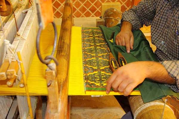 از زری‌بافی تا زرگری؛ طلای یزد بر سر شاهان پهلوی