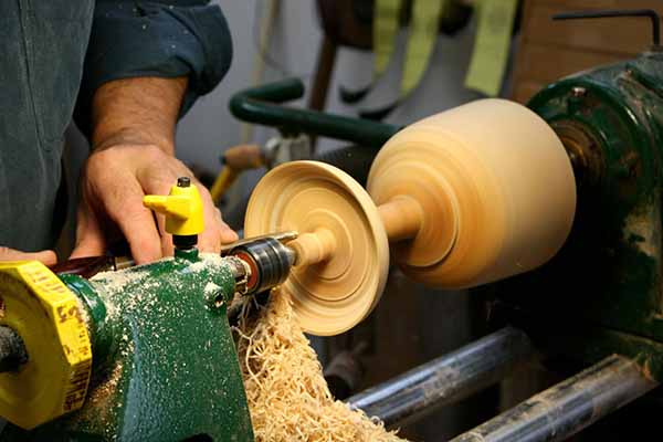 نقش هنر بر روی چوب‌های سخت